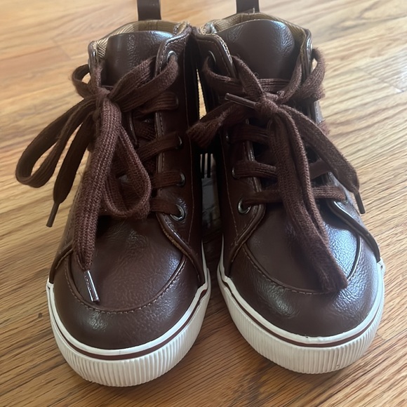 Boy size 13 shoes - Picture 3 of 4